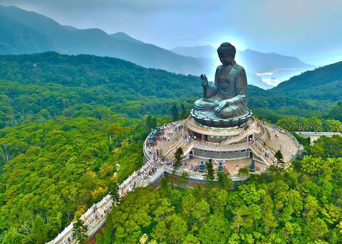 Leo lên các bậc thang dẫn đến Tượng Phật Lớn - trải nghiệm du lịch Hồng Kông nổi tiếng