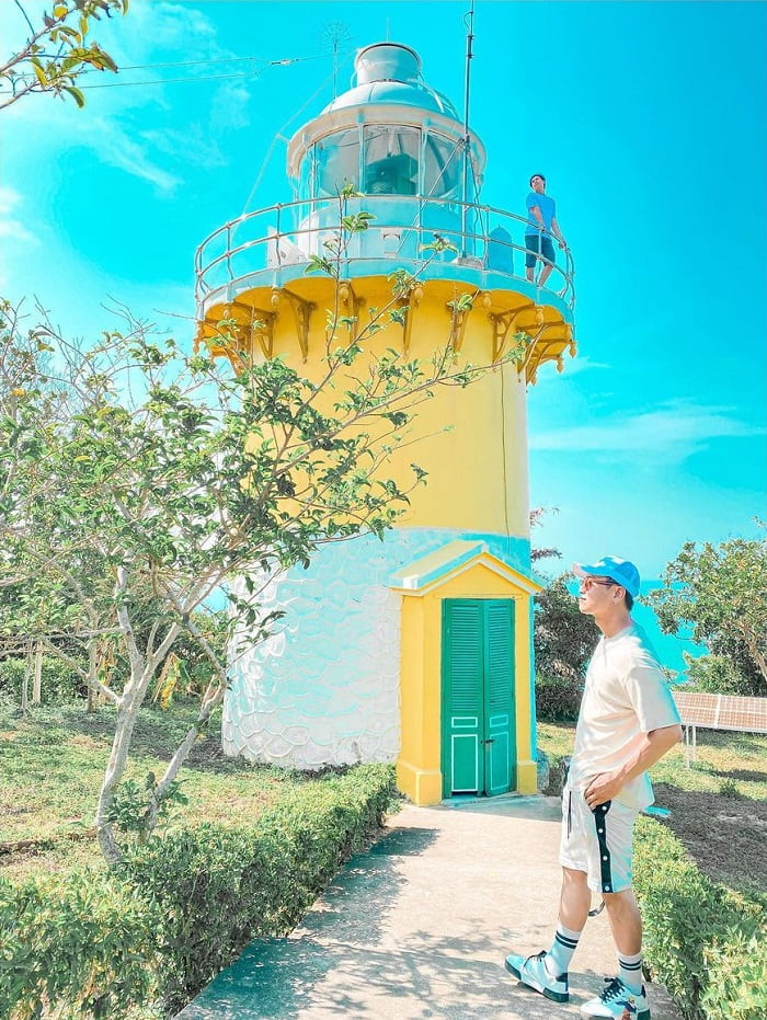 The attractive beauty of Tien Sa lighthouse in Da Nang 