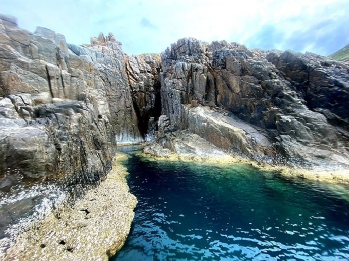 Con Dao also has a beautiful natural swimming pool on the sea