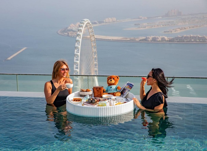 Ngắm nhìn toàn cảnh vòng quay Ain và đảo Palm hoạt động giải trí ở Dubai
