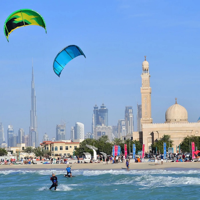 Lướt ván diều trên bãi biển hoạt động giải trí ở Dubai