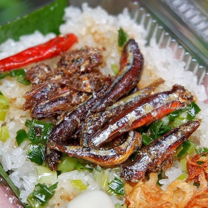 Giới thiệu về món xôi cá cơm Nha Trang 
