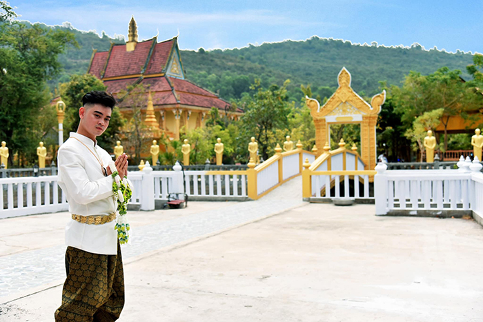 Chiêm ngưỡng ngôi chùa Phnom Pi Tri Tôn - du khách đến viếng chùa