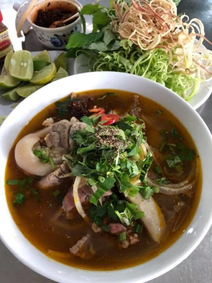 Good breakfast restaurant in Binh Duong - Hue beef noodle soup with Mrs. Huong