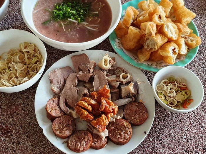 Delicious breakfast restaurant in Binh Duong - Cay Mee heart porridge