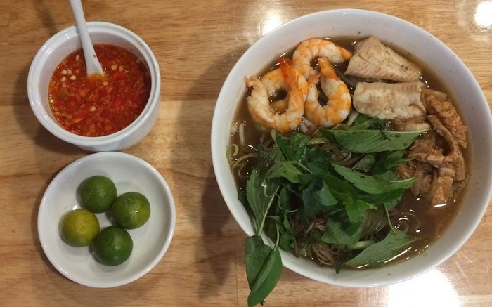Delicious breakfast restaurants in Ca Mau - Huynh Long noodle soup