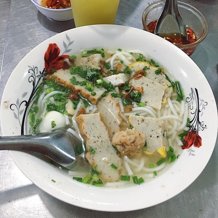 Quán bánh canh bà Lý - một trong những quán bánh canh chả cá ngon ở Phan Thiết phổ biến 