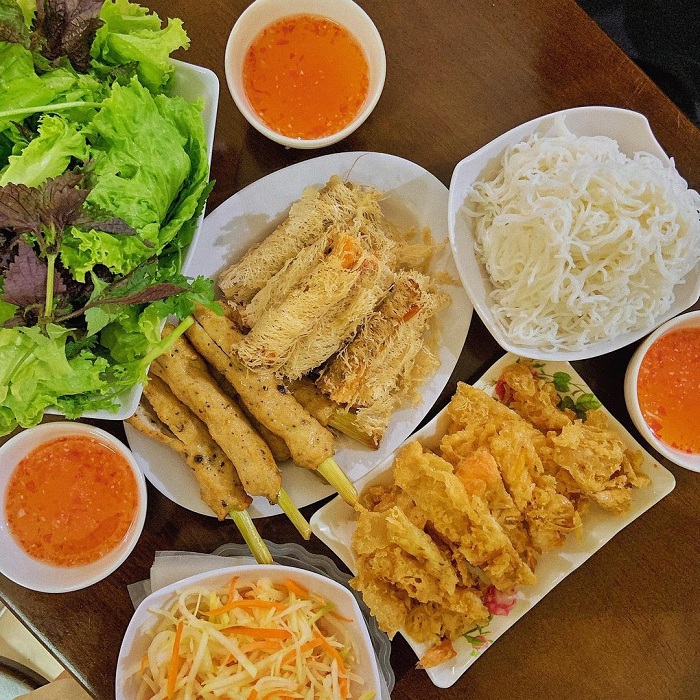 Bánh tôm Bà Lộc là quán bánh tôm ngon ở Hà Nội