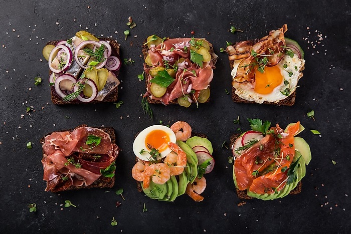 Bánh mì kẹp Smørrebrød món ăn Scandinavi