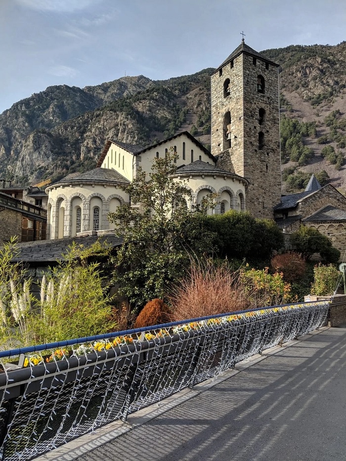 Nhà thờ cổ kính này ở trung tâm thành phố Andorra La Vella  du lịch Andorra