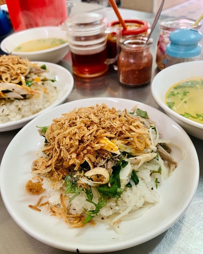 Ba Vui chicken sticky rice - delicious breakfast restaurant in Da Nang