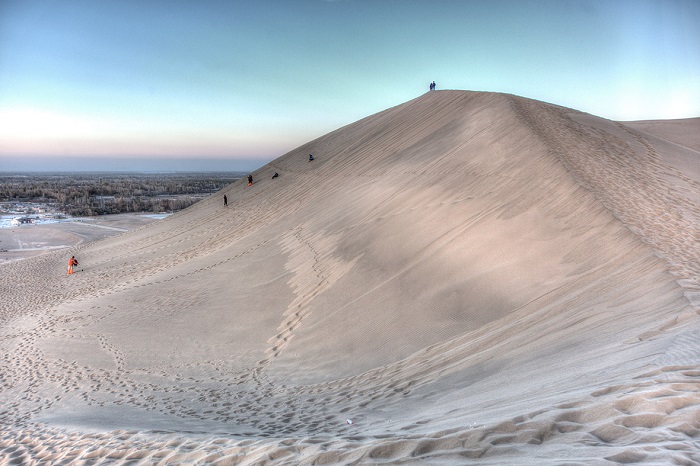 Núi cát hát là một trong những điểm đến được du khách tham quan nhiều nhất ở Ốc đảo Đôn Hoàng