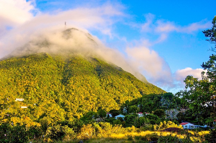 Núi Scenery cao 877 mét và thống trị cảnh quan của hòn đảo - Du lịch đảo Sint Eustatius và Saba
