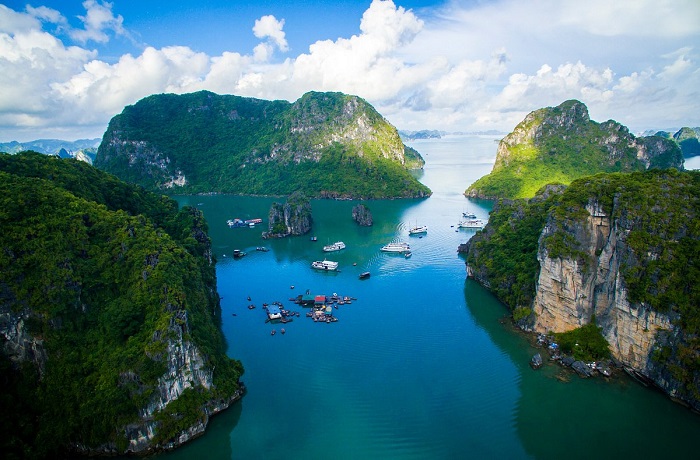 Vịnh Bái Tử Long có hàng trăm đảo lớn nhỏ - Đảo Phất Cờ Hạ Long