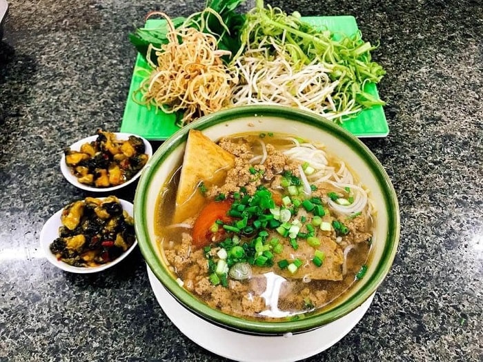 Những đặc sản nổi tiếng ngoài món nem chua Phan Rang - Bún ốc riêu cua biển