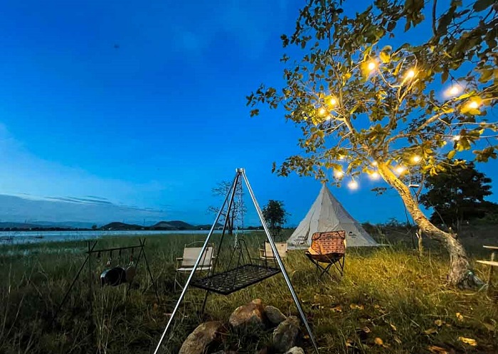 Hồ Suối Đá là điểm cắm trại nổi tiếng ở Bình Thuận bên cạnh hồ Cà Dây