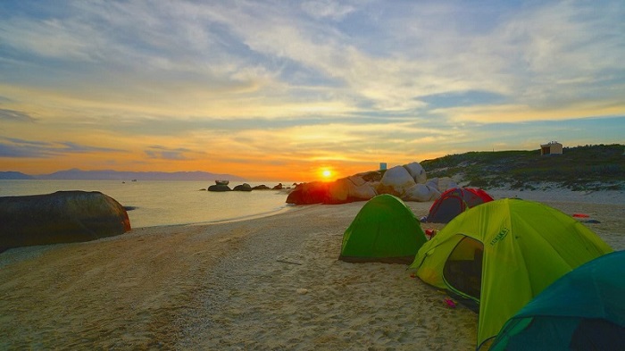Mũi Kê Gà là điểm cắm trại nổi tiếng ở Bình Thuận bên cạnh hồ Cà Dây