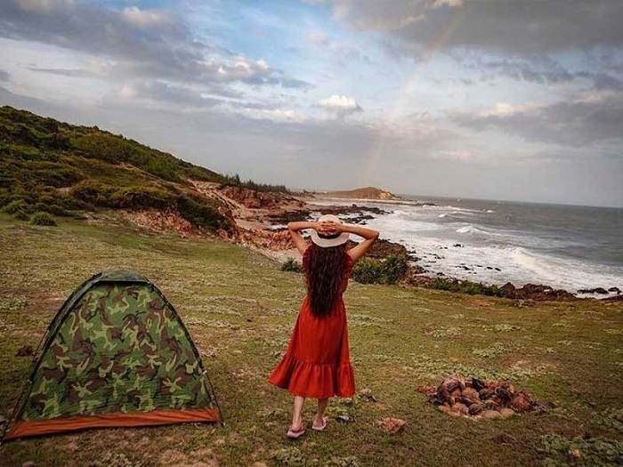 Mũi Yến là điểm cắm trại nổi tiếng ở Bình Thuận bên cạnh hồ Cà Dây