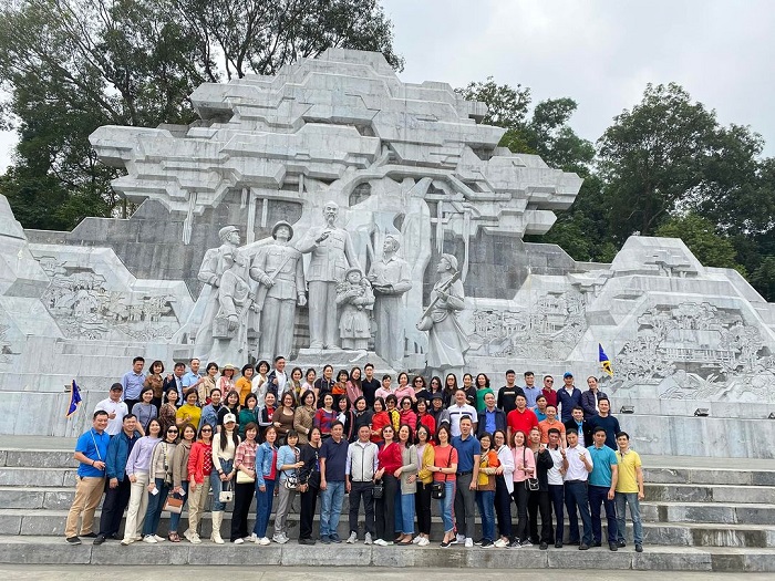 Gần cầu Tình Húc Tuyên Quang còn đài tưởng niệm các anh hùng dân tộc