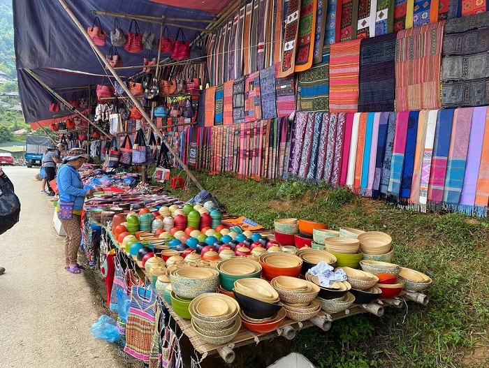 Chợ phiên Cán Cấu bán nhiều mặt hàng thổ cẩm