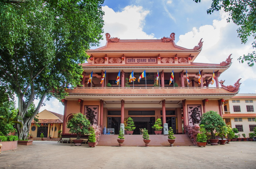 tham quan kiến trúc chùa Quang Minh 