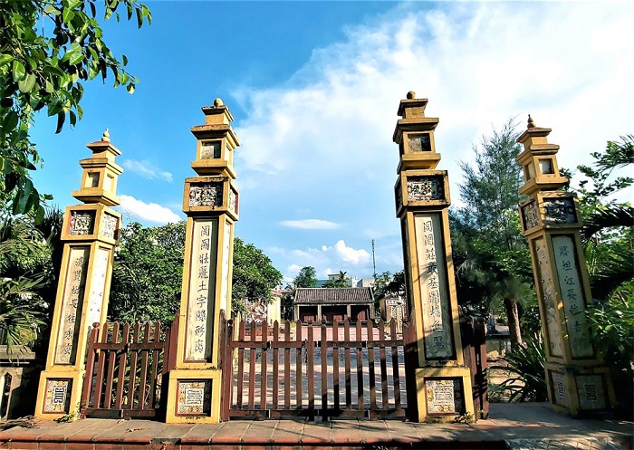 Cổng đình làng cổ Túy Loan Đà Nẵng