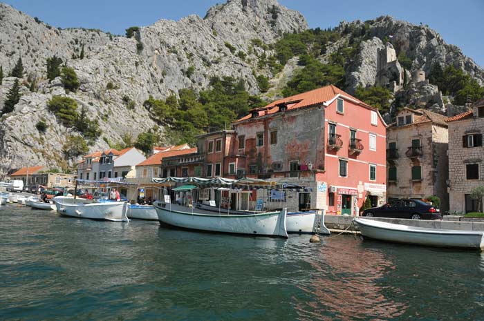 Đi thuyền trên sông Cetina là trải nghiệm thú vị ở thị trấn Omis Croatia