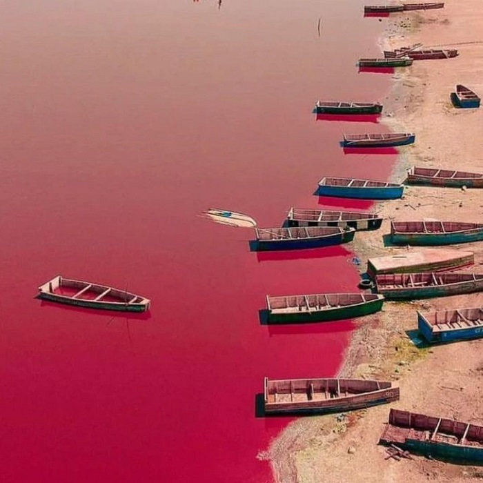 Hồ Retba là điểm đến đẹp ở châu Phi với hồ nước toàn màu hồng