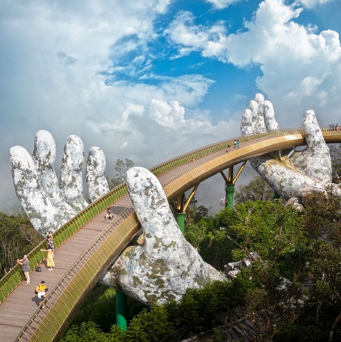 Cầu Vàng Đà Nẵng là địa điểm du lịch có bàn tay phật nổi tiếng ở Việt Nam