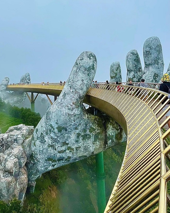 Cầu Vàng Đà Nẵng là địa điểm du lịch có bàn tay phật được nhiều du khách check in