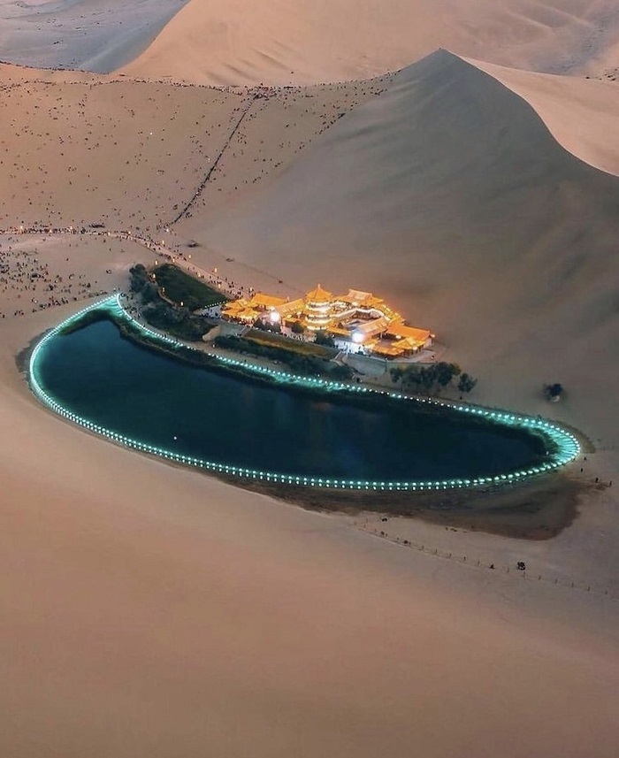 Ốc đảo Đôn Hoàng lấp lánh  giữa sa mạc mênh mông