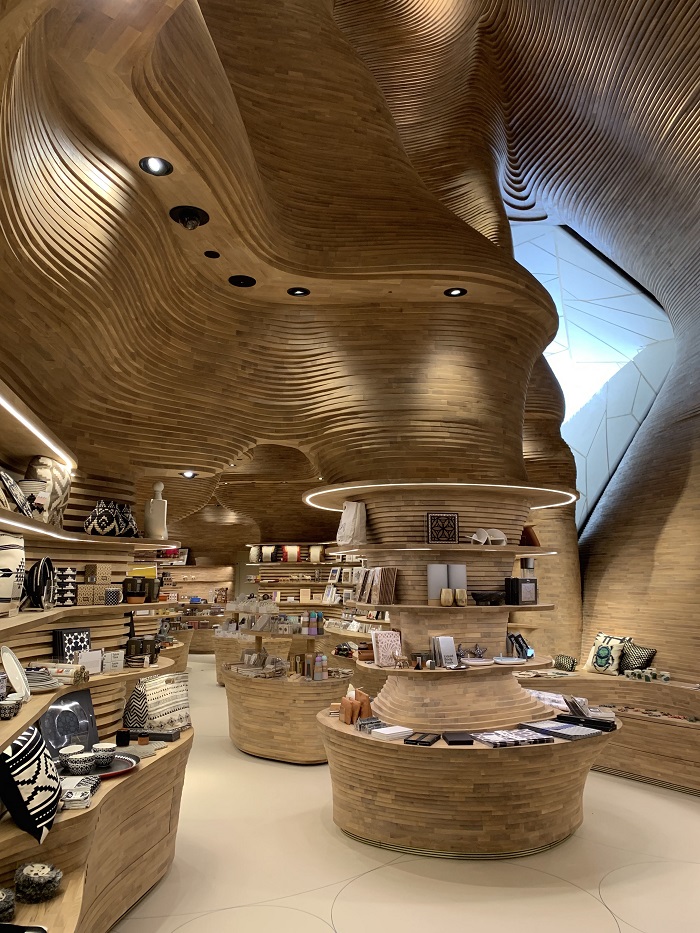 Nhìn lên trần cửa hàng quà tặng tuyệt đẹp tại Bảo tàng Quốc gia Qatar
