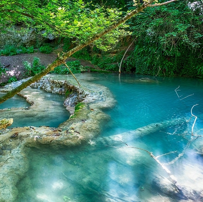 Màu nước ở thác nước Krushunski Bulgaria 