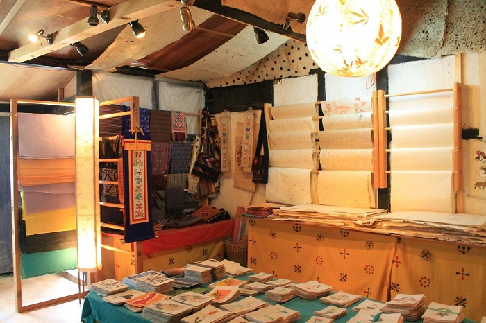 Nhà máy giấy thủ công Jungshi là điểm tham quan gần bảo tàng Di sản Dân gian Bhutan