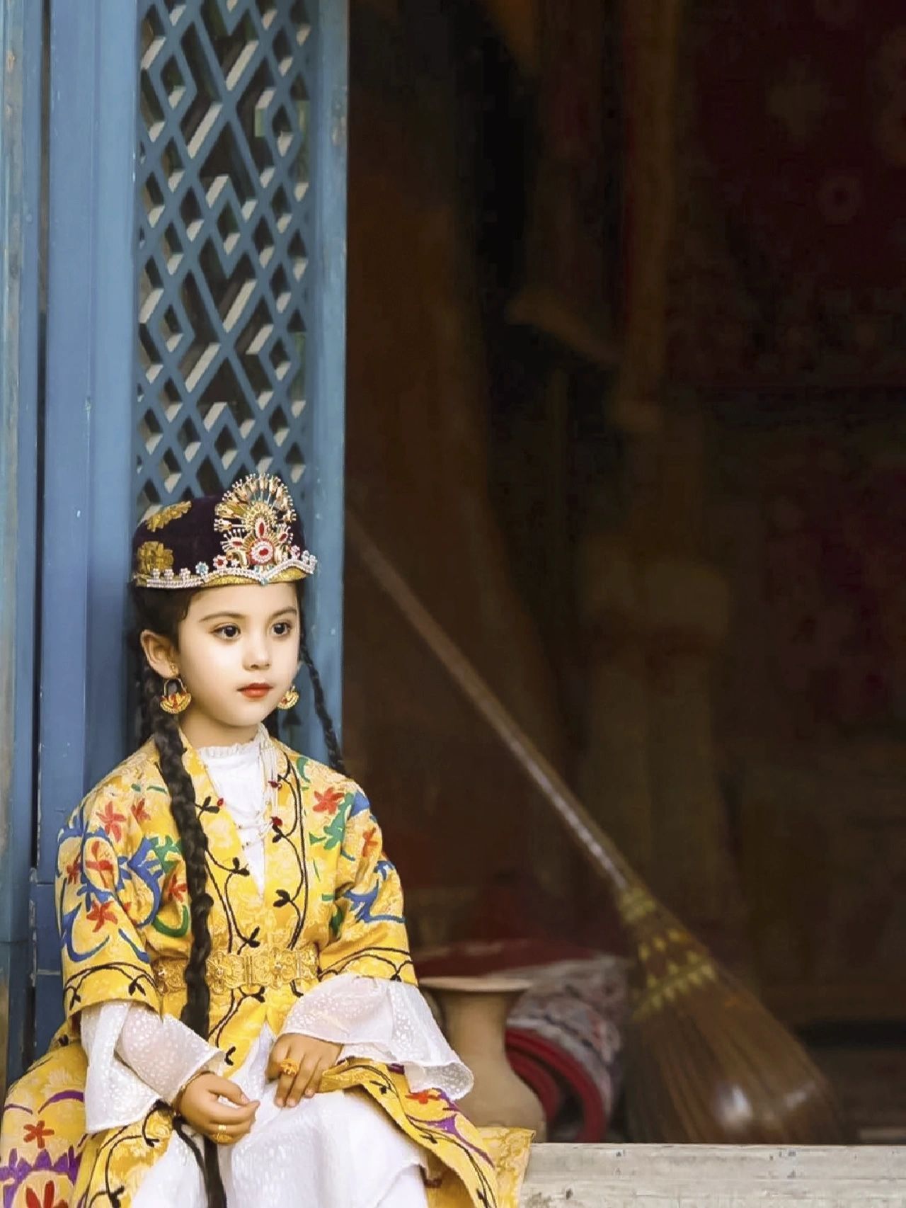 Cô bé trong bộ váy Tân Cương truyền thống - du lịch Tân Cương