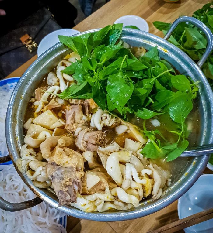 Lẩu gà lá é Cô Ba quán ăn ngon ở Lâm Đồng