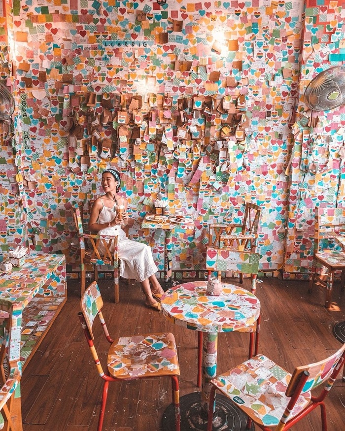 The Note Coffee là quán cafe giấy note với không gian rực sắc màu