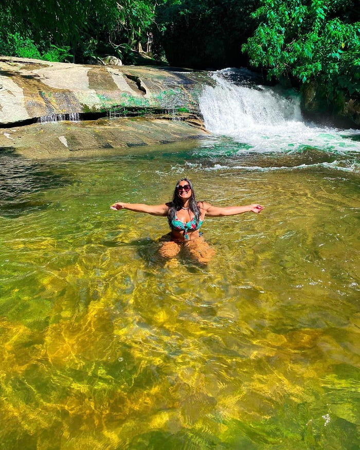 Đi ngâm mình trong thác nước là trải nghiệm thú vị ở thị trấn Paraty Brazil