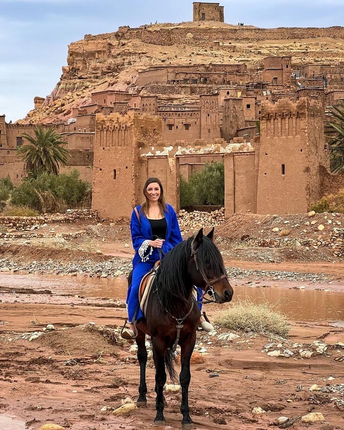 Cưỡi ngựa ở thị trấn Ait Benhaddou Maroc