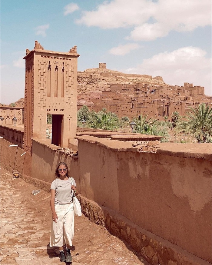 Đi lên chỗ ngắm cảnh ở thị trấn Ait Benhaddou Maroc