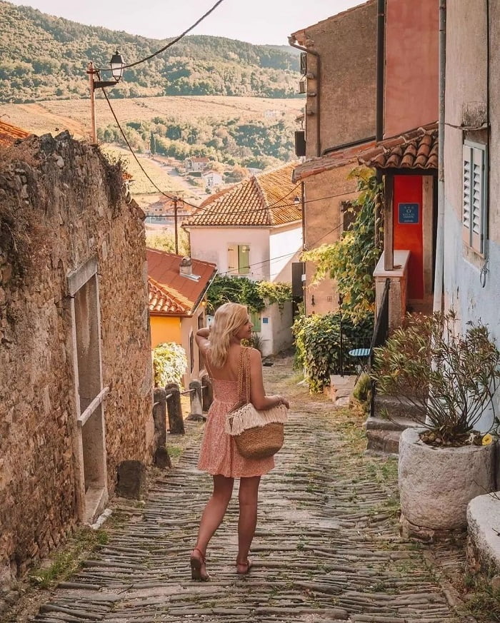 Đi bộ trên những bức tường phố cổ là hoạt động thú vị ở thị trấn Motovun