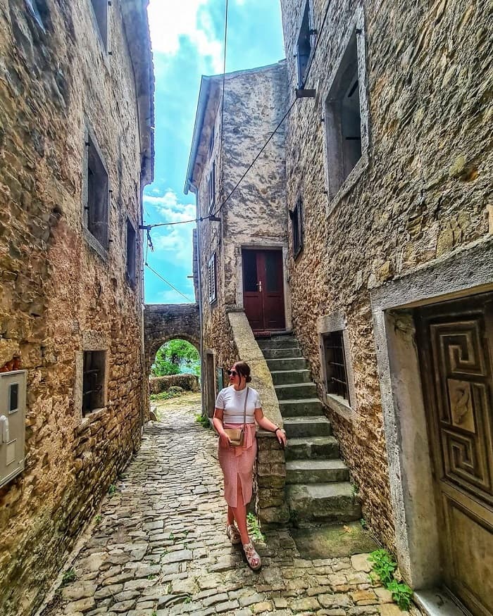Đi bộ trên những bức tường phố cổ là hoạt động thú vị ở thị trấn Motovun
