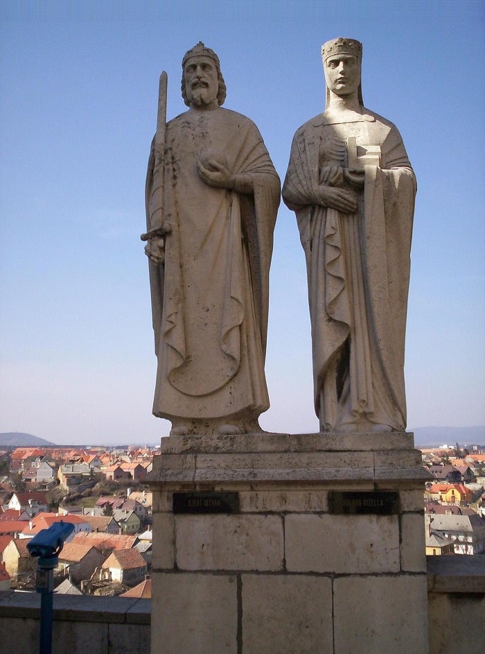 Tượng István I và Nữ hoàng Gizella là điểm tham quan ở thành phố Veszprem