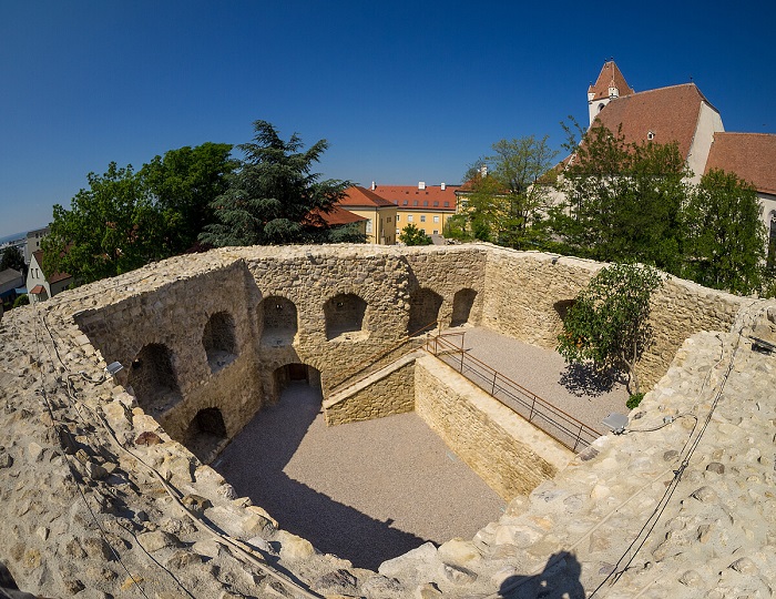 Tường thành cổ là điểm tham quan chính ở thành phố Eisenstadt
