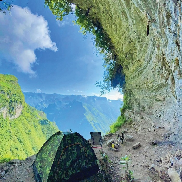 Vách đá thần Hà Giang là vách đá sống ảo ở Việt Nam mà bạn có thể cắm trại qua đêm