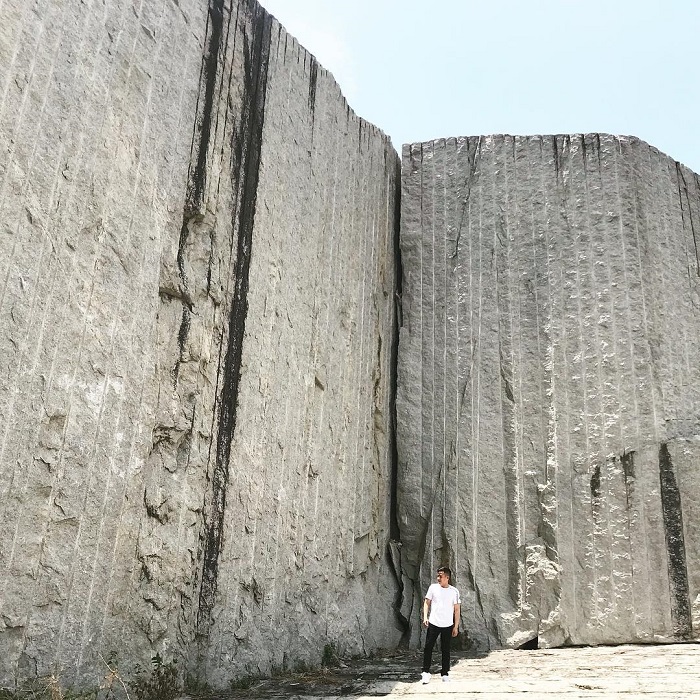 Vách đá hồ Latina là vách đá sống ảo ở Việt Nam lên hình rất hoành tráng
