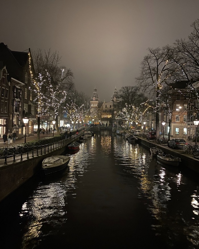 Bảo tàng Rijksmuseum nhìn từ cuối kênh đào - trải nghiệm du lịch Amsterdam
