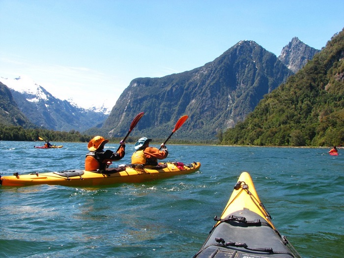 Chèo thuyền kayak ở đảo Robinson Crusoe Chile 