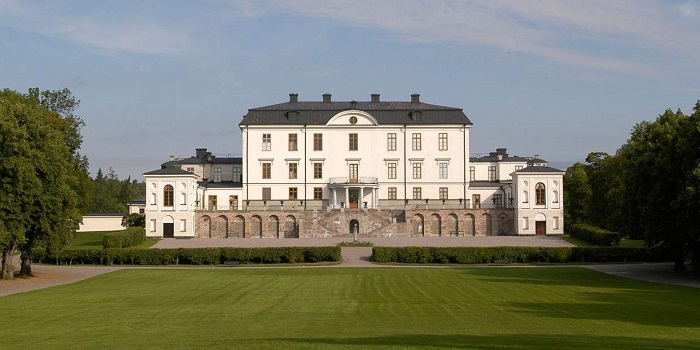 Cung điện Rosersberg là điểm tham quan gần lâu đài Gripsholm