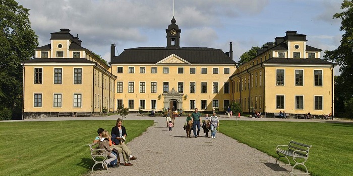 Cung điện Ulriksdal là điểm tham quan gần lâu đài Gripsholm